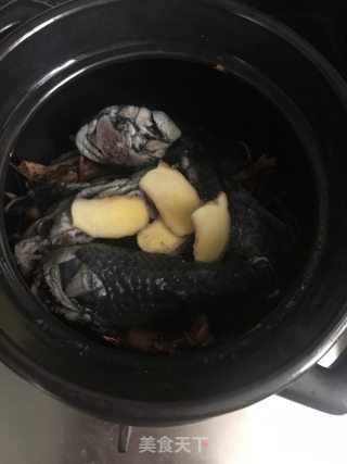 五指毛桃煲乌鸡的做法步骤：6