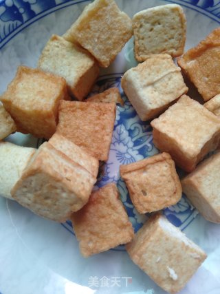 鱼豆腐烧香菇的做法步骤：1