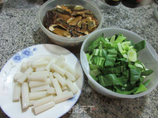 牛肝菌青菜炒年糕的做法步骤：1