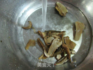 牛肝菌青菜炒年糕的做法步骤：2