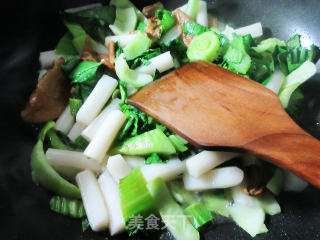 牛肝菌青菜炒年糕的做法步骤：5