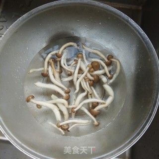 黄瓜胡萝卜炒蟹味菇的做法步骤：1