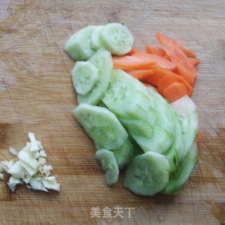 黄瓜胡萝卜炒蟹味菇的做法步骤：2