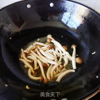 黄瓜胡萝卜炒蟹味菇的做法步骤：4
