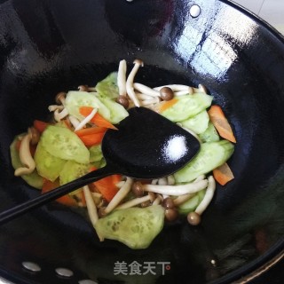 黄瓜胡萝卜炒蟹味菇的做法步骤：5