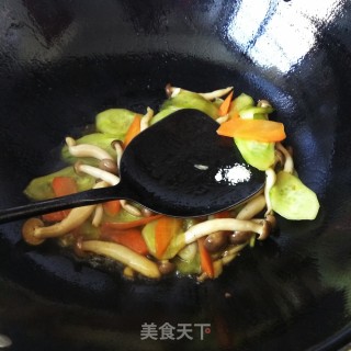 黄瓜胡萝卜炒蟹味菇的做法步骤：6