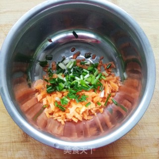 胡萝卜小葱煎鸡蛋的做法步骤：1