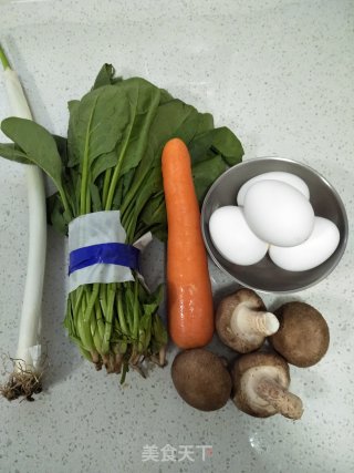 香菇菠菜的做法步骤：1