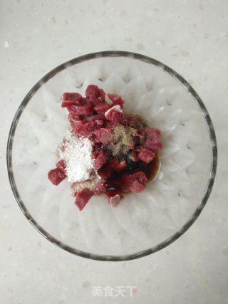泡椒牛肉藕丁的做法步骤：1