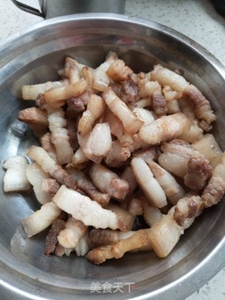 红烧肉炖板栗和鹌鹑蛋的做法步骤：1