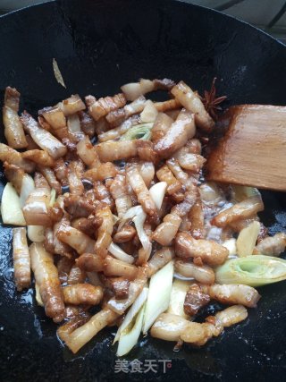 红烧肉炖板栗和鹌鹑蛋的做法步骤：4