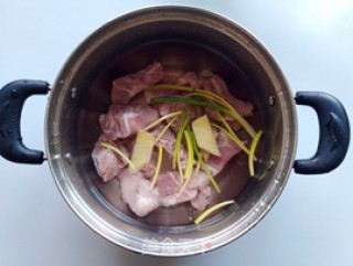 菱角竹荪排骨汤的做法步骤：4