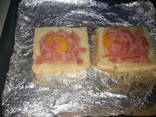 快手早餐：芝士鸡蛋火腿土司的做法步骤：4