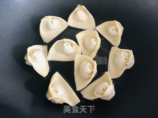 馄饨新吃法，简单营养早餐蛋煎馄饨的做法步骤：3