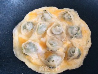 馄饨新吃法，简单营养早餐蛋煎馄饨的做法步骤：6