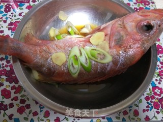 清蒸红鱼的做法步骤：3
