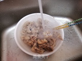 海底椰响螺片煲鸡汤的做法步骤：3
