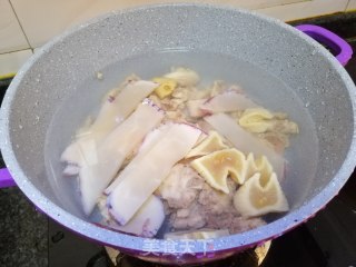海底椰响螺片煲鸡汤的做法步骤：4