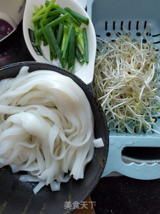 素炒河粉的做法步骤：1