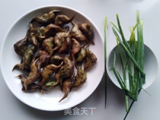 葱油菱角的做法步骤：1