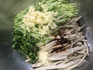 黄瓜拌豆片????的做法步骤：2