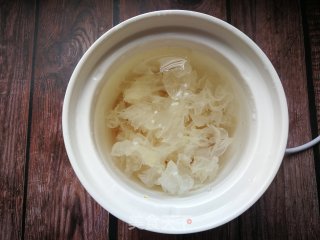 桃胶皂角米银耳羹的做法步骤：5
