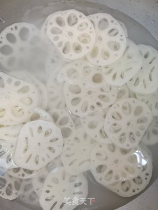糖醋藕片的做法步骤：2