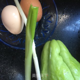 佛手瓜炒蛋的做法步骤：1