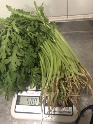 简单版炒茼蒿的做法步骤：1