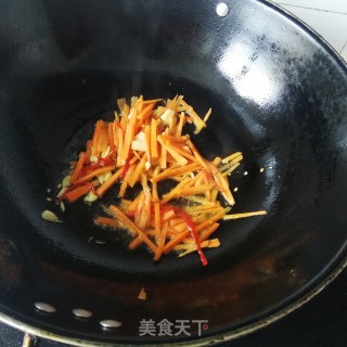 胡萝卜炒豆皮的做法步骤：5