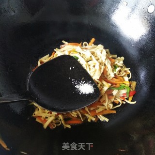 胡萝卜炒豆皮的做法步骤：7