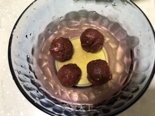 茼蒿牛肉丸子汤的做法步骤：1
