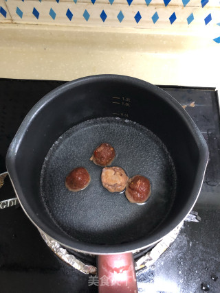 茼蒿牛肉丸子汤的做法步骤：2