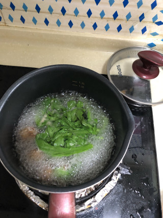 茼蒿牛肉丸子汤的做法步骤：3