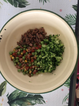 火腿杂蔬饼的做法步骤：1
