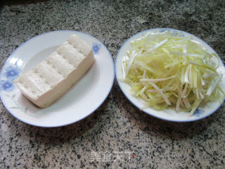 韭菜芽炒千页豆腐的做法步骤：1