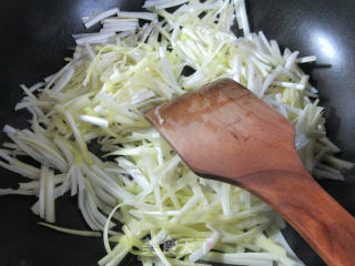 韭菜芽炒千页豆腐的做法步骤：3