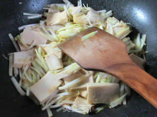 韭菜芽炒千页豆腐的做法步骤：7