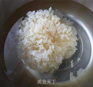 秋季润燥好汤——银耳红枣羹的做法步骤：1
