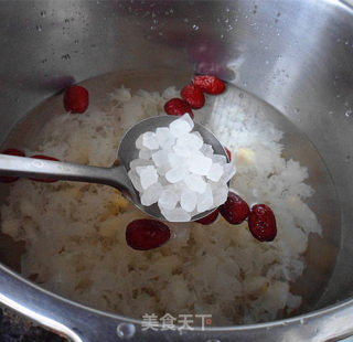 秋季润燥好汤——银耳红枣羹的做法步骤：3