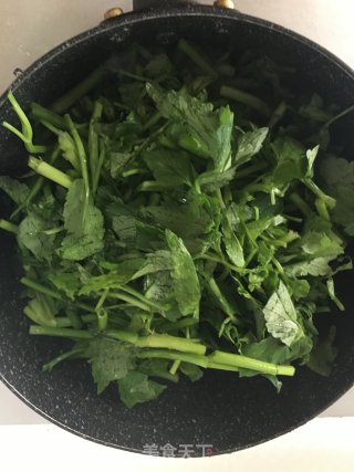 炒野芹的做法步骤：3