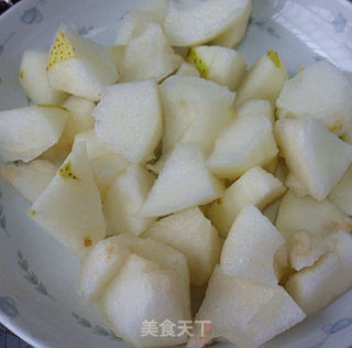 秋季润燥好汤——红枣雪梨汤的做法步骤：2