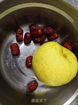冰糖红枣炖雪梨的做法步骤：1