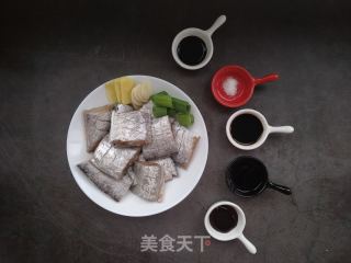 超简单的家常红烧带鱼的做法步骤：2
