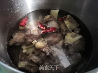 牛尾萝卜汤的做法步骤：3