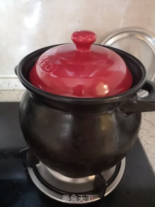 桂圆银耳秋梨汤的做法步骤：2