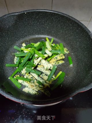 蛋饼炒米粉的做法步骤：2