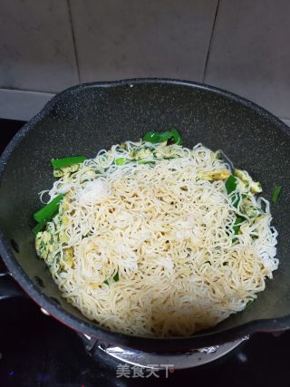 蛋饼炒米粉的做法步骤：3