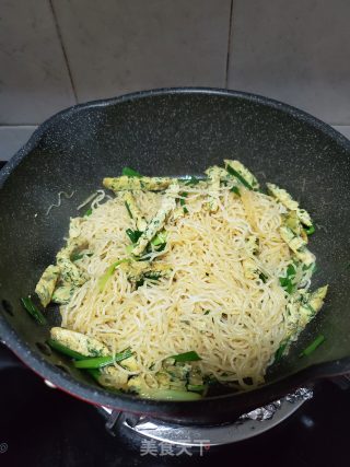 蛋饼炒米粉的做法步骤：4