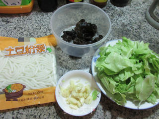 黑木耳包心菜炒土豆粉条的做法步骤：1